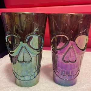 Black Iridescent Skull 💀 19 Oz plastic tumblers